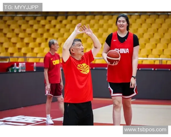 中国女篮备战波黑宫鲁鸣亲自指导张子宇提升技艺
